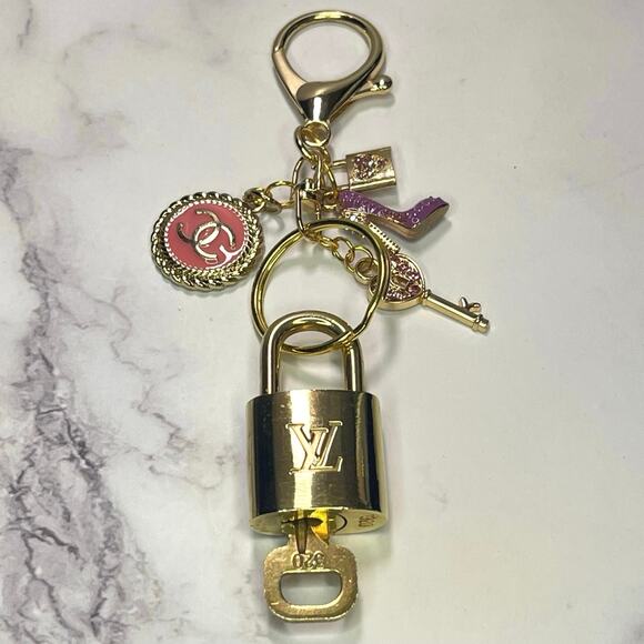 Louis Vuitton Lock & Key Set #320 with a Gold Tone Keychain CC Pink/Gold Charm - Picture 1 of 5